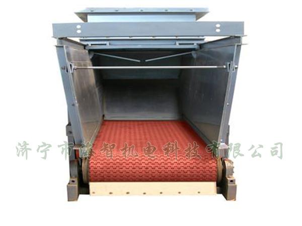 防腐蝕帶式（甲帶）給料機(jī)采用了防打滑膠帶，防止在物料輸送過(guò)程中造成撒料后果